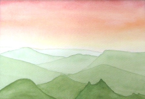 Grüne Berge, roter Himmel