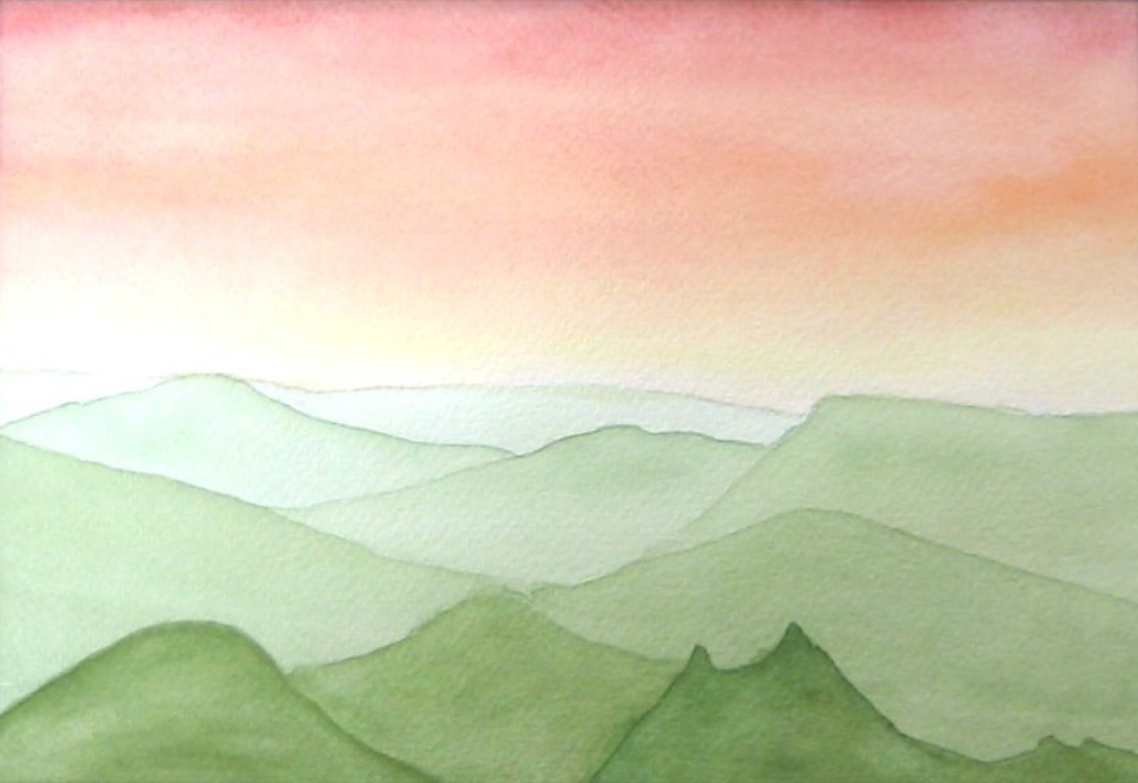 Grüne Berge, roter Himmel